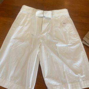 Women’s white Gap walking short